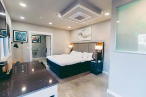 ein Hotelzimmer mit einem Bett und einer Küche in der Unterkunft River Sirens Hotel in Washington