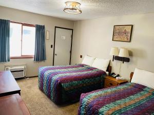 Ein Bett oder Betten in einem Zimmer der Unterkunft Wigwam Motel