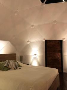 Postel nebo postele na pokoji v ubytování MAUNA Glamping
