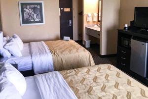 Кровать или кровати в номере Quality Inn & Suites Mendota near I-39