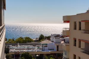 - une vue sur l'océan depuis les bâtiments dans l'établissement La Nogalera Torremolinos Centro, à Torremolinos