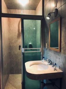 y baño con lavabo y ducha. en Hotel Casa Santo Domingo en Zacatecas