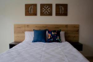 Postel nebo postele na pokoji v ubytování Azalea Hotel + 7 fotografií