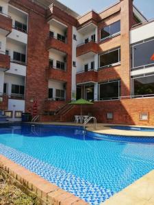 a large swimming pool in front of a building at Hotel Rio Humadea in Guamal