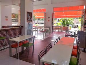 a dining room with tables and chairs in a restaurant at Hotel Rio Humadea in Guamal