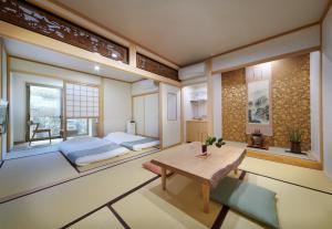 Kama o mga kama sa kuwarto sa Ichinomatsu Japanese Modern Hotel