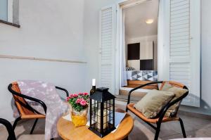 ein Esszimmer mit einem Tisch, Stühlen und einem Fenster in der Unterkunft Apartments Marija - 500 m from beach in Rovinj