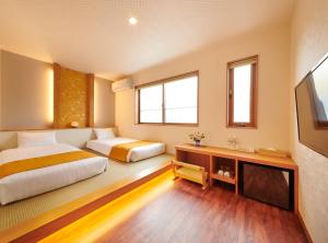 Kama o mga kama sa kuwarto sa Ichinomatsu Japanese Modern Hotel