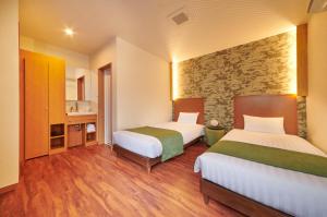 Kama o mga kama sa kuwarto sa Ichinomatsu Japanese Modern Hotel