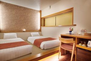 Kama o mga kama sa kuwarto sa Ichinomatsu Japanese Modern Hotel