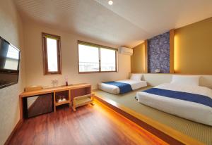 Kama o mga kama sa kuwarto sa Ichinomatsu Japanese Modern Hotel