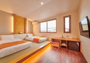 Kama o mga kama sa kuwarto sa Ichinomatsu Japanese Modern Hotel