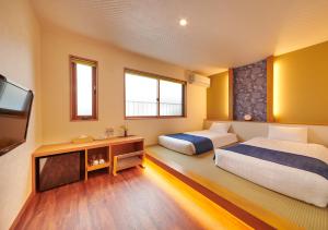 Kama o mga kama sa kuwarto sa Ichinomatsu Japanese Modern Hotel