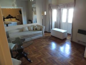 uma sala de estar com um sofá e uma mesa em GM Rooms Rental Suites em La Rioja