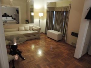 sala de estar con sofá y mesa en GM Rooms Rental Suites en La Rioja