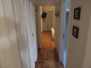 um corredor com um corredor que leva a um quarto em GM Rooms Rental Suites em La Rioja