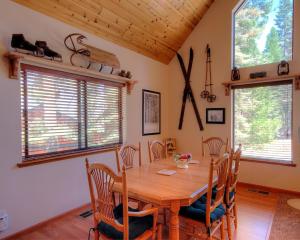 uma sala de jantar com uma mesa de madeira e cadeiras em Mystic Views em Yosemite West
