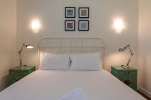 1 dormitorio con 1 cama blanca y 2 mesitas de noche en Blackheath Nook en Blackheath