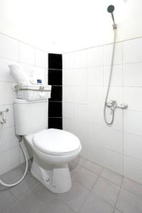 ein Badezimmer mit Toilette und Dusche in der Unterkunft DPARAGON PAMELA 4 in Yogyakarta
