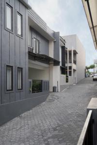 eine leere Straße vor einem Gebäude in der Unterkunft DPARAGON PAMELA 4 in Yogyakarta