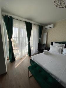 Giường trong phòng chung tại Velier Apartments 38 and 49