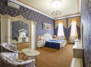 ブデンノフスクにあるHotel Nevskyのベッドルーム1室(ベッド1台、テーブル、椅子付)