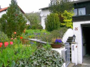 einen Garten mit Blumen und Pflanzen neben einem Haus in der Unterkunft Ferienwohnung Keckl in Beilngries