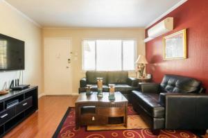 a living room with a leather couch and a table at Luxury stay near Santana Row for vacation/business in San Jose