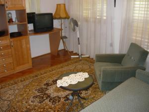 ein Wohnzimmer mit einem Sofa und einem Tisch in der Unterkunft Kámán Pince in Alsópáhok