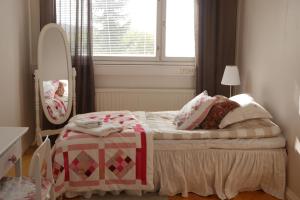 Ένα ή περισσότερα κρεβάτια σε δωμάτιο στο Majatalo Myötätuuli