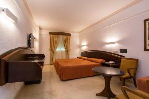 a hotel room with a bed and a table at Hotel Europa in Albacete