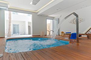 una piscina con fontana al centro di una stanza di Hotel Grotta a Naxos Chora