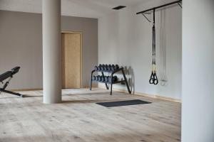 una habitación vacía con dos sillas y un poste en Forestis Dolomites, en Bresanona