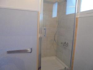 une salle de bain avec une douche avec une porte vitrée dans l'établissement CHAMBRE CONFORTABLE,GARE,Climatisation,PARKING,WIFI,pt déjeuner compris, à Perpignan