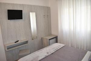 TV a/nebo společenská místnost v ubytování Hotel Edelweiss