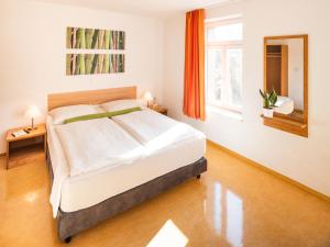 - une chambre avec un grand lit et une fenêtre dans l'établissement Ecoinn, à Esslingen am Neckar