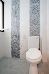 uma casa de banho com um WC e um chuveiro em DPARAGON KEBON JERUK em Jacarta