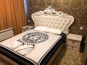 1 dormitorio con 1 cama con cabecero blanco en Vnukovo Atlantis, en Moscú