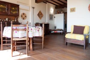 Cette chambre comprend une table, des chaises et un lit. dans l'établissement Casa Rio Elba, à Rio nellʼElba