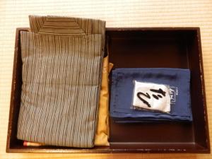 una caja de madera con una servilleta y una caja con una servilleta en Kanazawa Chaya, en Kanazawa