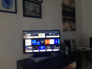 Televízia a/alebo spoločenská miestnosť v ubytovaní Dos Casitas, Dos Calles, - Loft de la Morena o Estudio JR