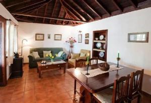 een woonkamer met een bank en een tafel bij Casa La Gorona in Fuencaliente de la Palma