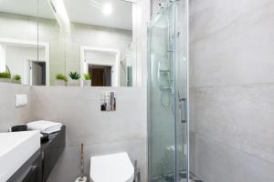 Vannituba majutusasutuses Mennica Residence - City Center by Renters Prestige +23 fotot