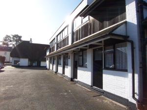 un edificio blanco con ventanas laterales en Old Lamb Hotel, en Reading