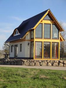 a house with a gambrel roof at Ferienhaus Seeschwalbe in Vieregge