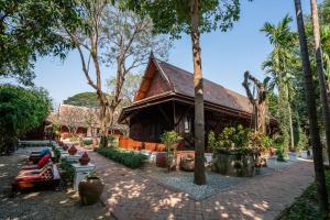Legendha Sukhothai Hotel外面的花园
