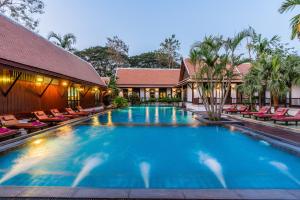 素可泰Legendha Sukhothai Hotel的度假村游泳池的图片