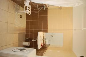 ein Bad mit WC in einem gefliesten Zimmer in der Unterkunft Résidence Côté Sud Peypin in Peypin