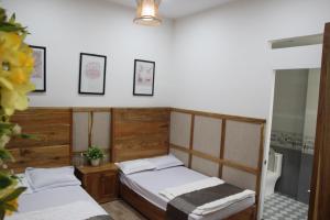 Een bed of bedden in een kamer bij 79+ Homestay & Coffee