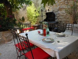 a table and chairs with a table and a fireplace at Les Studios de la Madeleine in Avignon